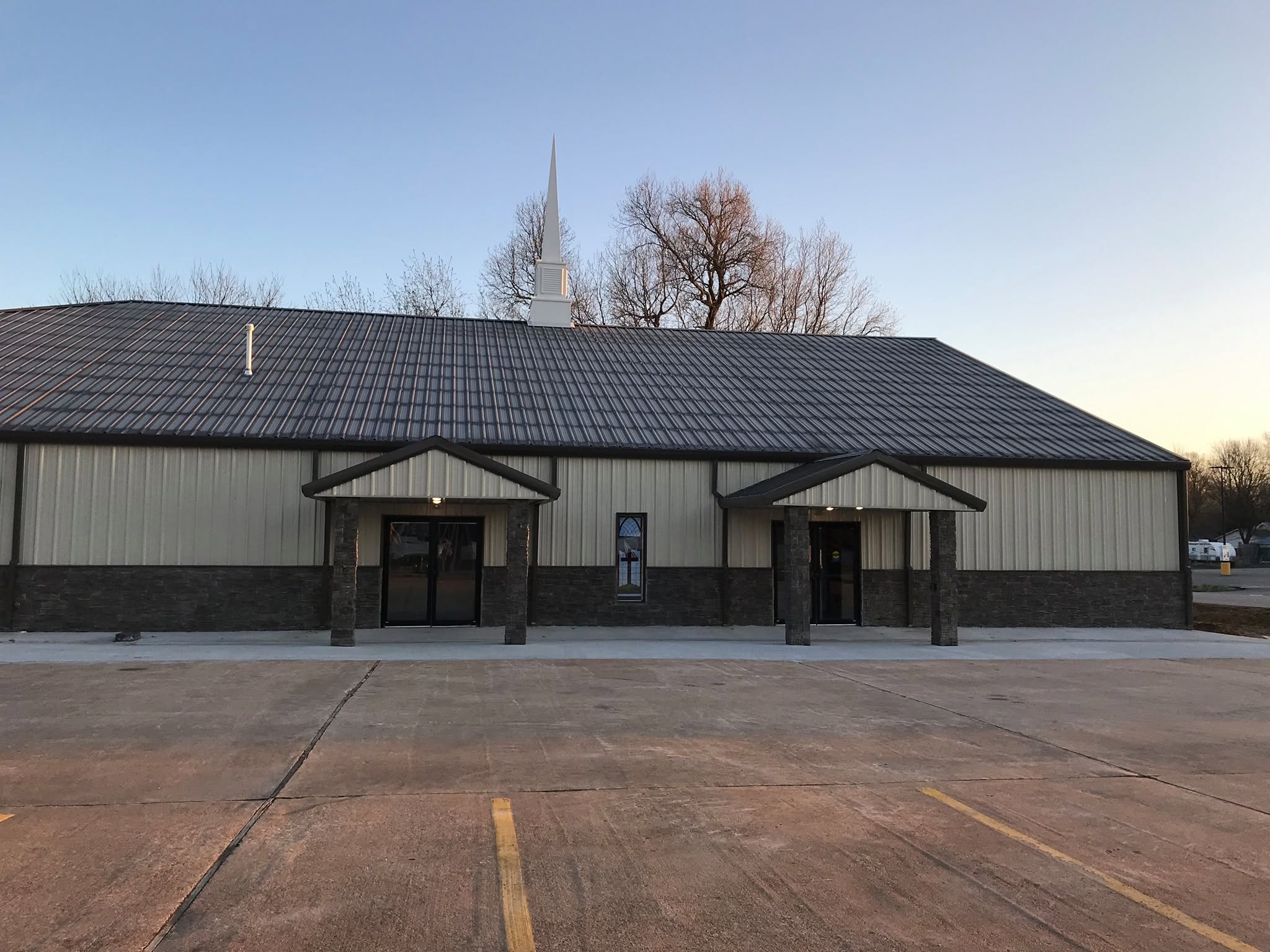 Front entrance of Beacon Baptist Church in Gravette, Arkansas